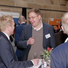 Drei Männer im Gespräch